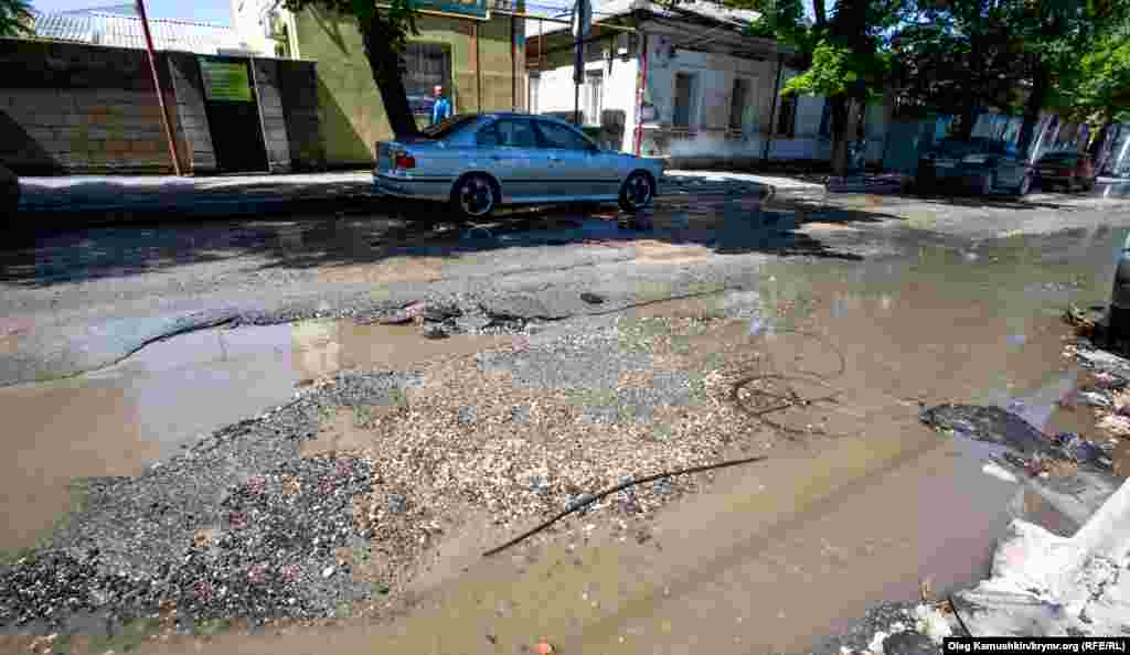 Часть асфальта вздыбилась и поднялась над дорогой, а с другой отнесло покрытие и появилась яма. В таком месте водитель с легкостью может попасть в аварию