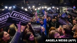 Pristalice Džona Fetermana slave njegovu pobedu na izborima, Picburg, Pensilvanija, 9. novembar 2022.