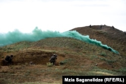 ქართველმა სამხედროებმა გაისროლეს საკვამლე კოჭები და იწყებენ უკან დახევას.