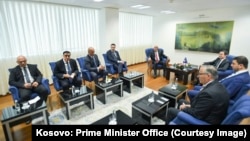 Lider Pokreta samoopredeljenje Aljbin Kurti na sastanku s opozicionim liderima 2022. Od izbora 9. februara, Kurti nije održao konsultativne sastanke s predstavnicima albanskih partija.