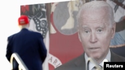 Snimak predsednika SAD Džoa Bajdena na video-bimu dok njegov bivši kolega Donald Tramp govori na mitingu uoči izbora na sredini mandata, Majami, Florida, SAD, 6. novembar 2022.