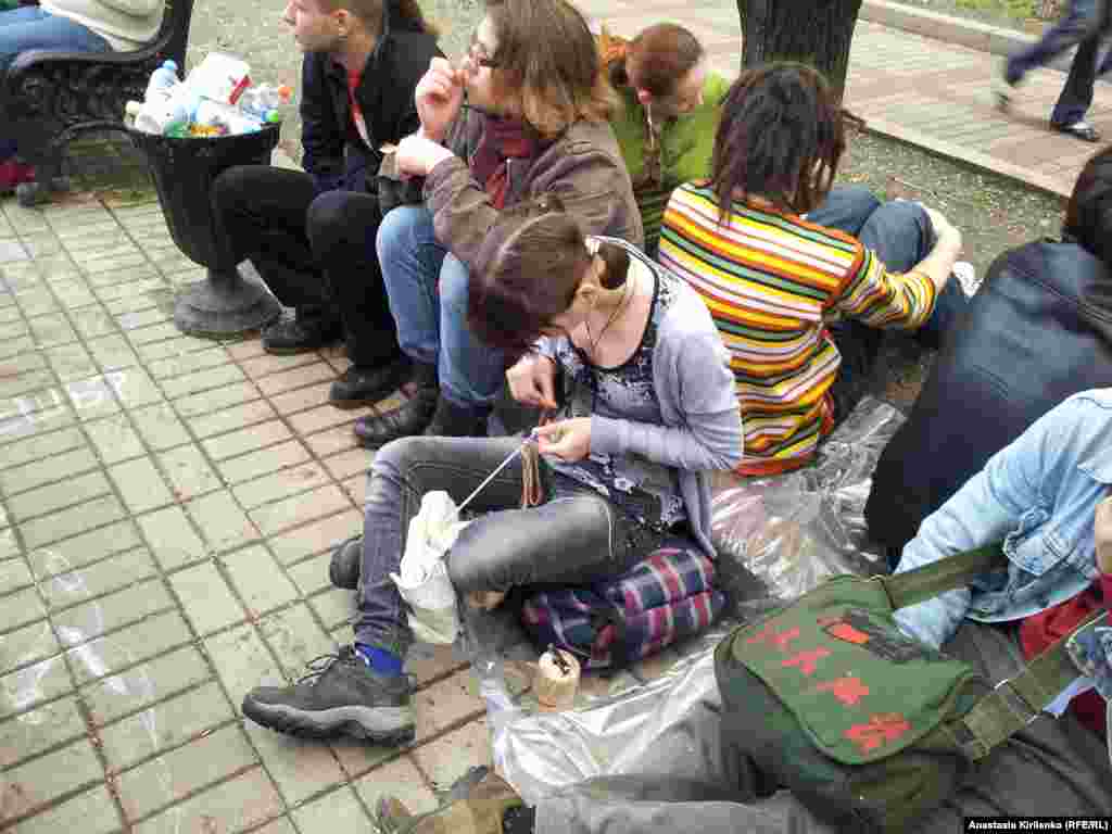 "Хиппятник тут. Фенечки плетут!" "Да, а как иначе - знаю, что проведу здесь целый день"