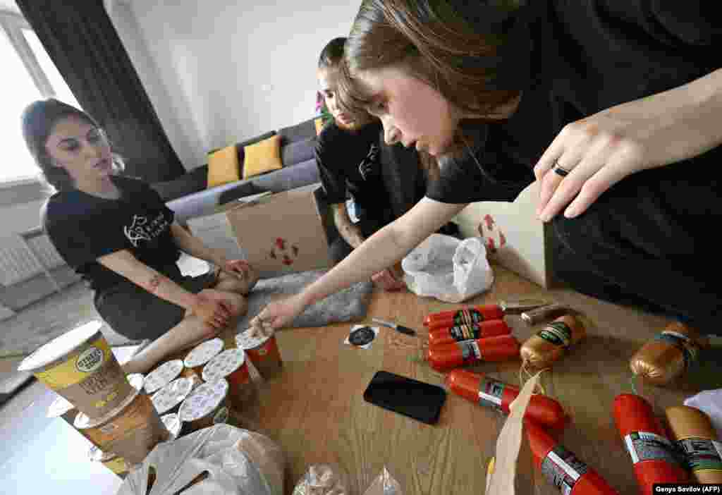 Волонтери пакують продукти рослинного походження для відправки на фронт. Київ, 7 червня 2022 року 