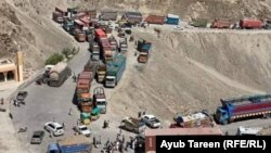 د سوداګرو د احتجاج له وجې سلګونه ګاډي ولاړ دي.