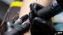 Popularnost tetoviranja kod mladih u svetu sve je veća (detalj iz jednog od studija za tetovažu u Njujorku)