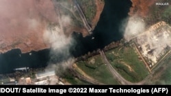 Satelitski snimci srušenih mostova i brane kod Hersona