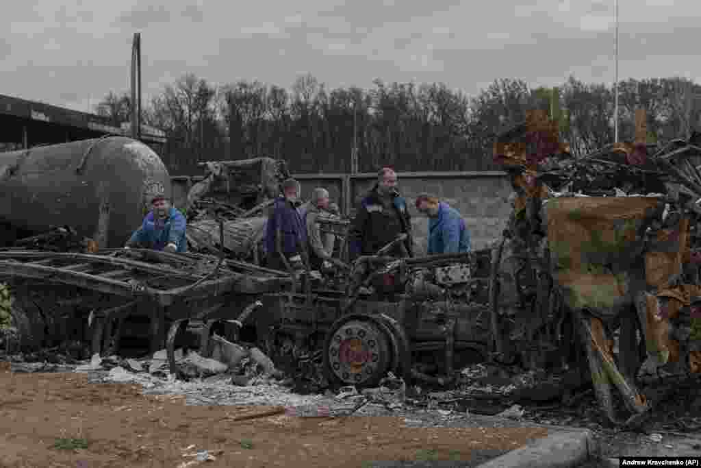 «Окрім бойових втрат, війна також є пеклом для здоров’я людей, фізичного та психічного», – сказав Рік Штайнер, американський вчений-еколог. За його словами, вплив на здоров’я забрудненої води та вивільнених токсинів «може тривати роки» 