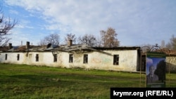 Напівзруйноване приміщення історичної садиби Палласа на тлі депутатської «алеї вчених» ТНУ