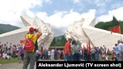 "Primjećujem da je antifašizam i partizanska borba potisnuta možda i nesvjesno." (na fotografiji: Memorijalni kompleks Tjentište)