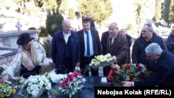 Polaganje cveća na Srđanov grob u Trebinju, foto: Nebojša Kolak