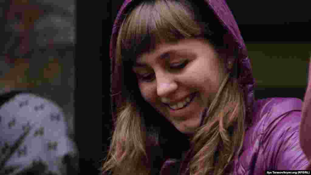 Зарина радуется, что смогла увидеть на заседании мужа – Арсена Джеппарова. С апреля заседания по «делу Хизб ут-Тахрир» проходили в закрытом режиме