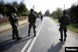 Солдаты патрулируют улицу в польской волости Вырыки после нарушения польского воздушного пространства во время атаки дронов 10 сентября 2025 года, фото Wyborcza.pl