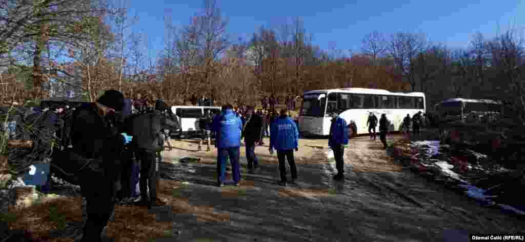 Izmještanje migranata pratili su predstavnici Međunarodne organizacije za migrante (IOM) koji su zbog loših uslova u kampu "Lipa" tu prekinuli svoje aktivnosti. 