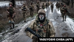 Українські військовослужбовці йдуть до своєї бази поблизу лінії фронту на Донеччині, 4 лютого 2023 року