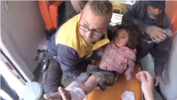 Tri dana pod ruševinama: Tri dječaka na sigurnom