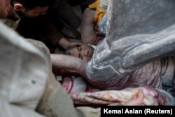 Salvatorii se ocupă să-l scoată de sub dărâmături pe Gokhan Ugurlu, în vârstă de 35 de ani, în Hatay, Turcia, 12 februarie 2023.