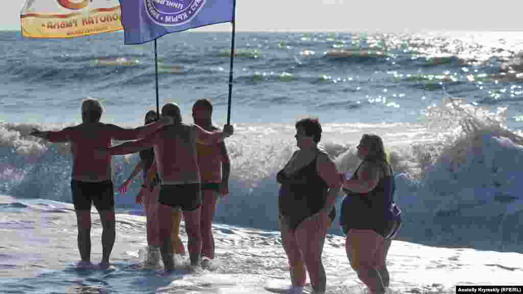 Участники клуба любителей зимнего плавания «Золотая рыбка» из Симферополя