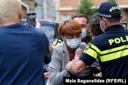 პოლიცია აკავებს ნათია ლეთოდიანს, რომელიც ანტისაოკუპაციო სტენსილის გაკეთებას ცდილობს