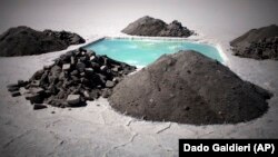 Ilustrativna fotografija, jezero koje se koristi za merenje nivoa litijuma i drugih minerala u slanoj pustinji Ujuni u Boliviji, koja raspolaže najvećim rezervama litijuma na svetu.