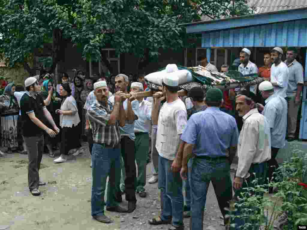 Наталья Эстемирова похоронена 16 июля на кладбище в селении Ишхой-Юрт Гудермесского района в Чечне рядом с могилой отца