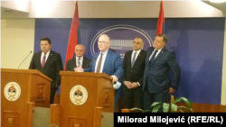 Nenad Stevandić (predsjednik Ujedinjene Srpske, prvi slijeva), Petar Đokić (Socijalistička partija), Dragan Čavić (Narodni demokratski pokret), Darko Banjac (Narodna partija Srpske) i Milorad Dodik (Savez nezavisnih socijaldemokrata), 10. decembar 2021.