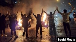 Mladi Iranci protestuju protiv vlade u zapadnom gradu Sanandaju 16. novembar 2022.