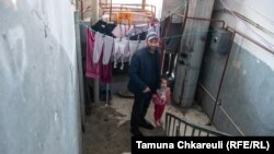 ვეფხვია გულედანი შვილთან ერთად. ისინი ფოთში, ჯავახიშვილის ქუჩაზე ცხოვრობენ, სადაც ფოთელები ჰაერის მომეტებულ დაბინძურებას უჩივიან.