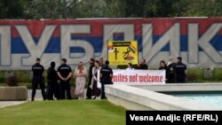 Skup ispred Palate Srbija obezbeđivalo je više desetina policajaca.