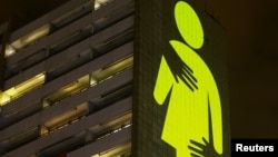 Svjetlosna instalacija tokom protestne akcije grupe za ženska prava Amnesty Internationala protiv seksualnog nasilja, Cirih, Švajcarska, 7. mart 2021.