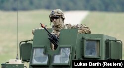 Солдат армии США на учениях Saber Junction в Хоэнфельсе, Германия, 8 сентября 2022 года