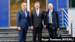 Specijalni izaslanik Evropske unije za dijalog Kosova i Srbije Miroslav Lajčak (u sredini) i savetnici Jens Plötner (lijevo) i Emmanuel Bonne (desno) u Prištini, 9. septembra 2022.