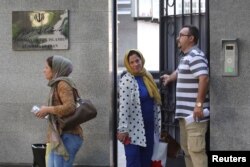 Osoblje po izlasku iz Ambasade, 8. septembra 2022.