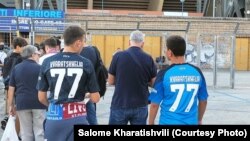 ხვიჩა კვარაცხელიას ფანები მარადონას სახელობის სტადიონთან, ნეაპოლი, "ლივერპული" - "ნაპოლის" მატჩის წინ, 6 სექტემბერი, 2022