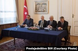 Redžep Taip Erdogan, predsjednik Turske, tokom zajedničkog obraćanja sa trojicom članova Predsjedništva BiH, 6. septembra 2022. Zdesna nalijevo: Željko Komšić, Šefik Džaferović i Milorad Dodik (prvi slijeva).