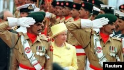 ملکه اليزبیت په پاکستان کې (د ۱۹۹۷ کال انځور)