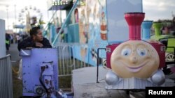 Radnik čeka na otvaranje vašara u okrugu Halifax, oktobar 2015.