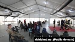 Vojnici iz Task Force Ever Vigilant posmatraju prezentaciju o požarnoj bezbednosti u kampu Lija, Kosovo, 7. oktobra 2021. Vatrogasna služba kampa Bondstil održala je prezentaciju mera za zaštitu od požara za putnike iz Avganistana