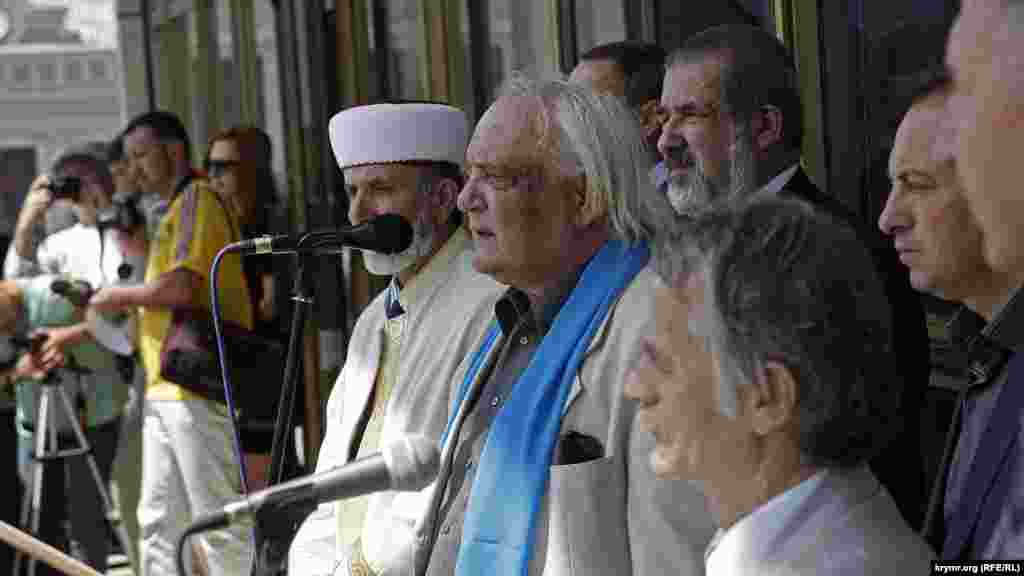 На траурному мітингу виступає один із засновників дисидентського руху в СРСР Володимир Буковський