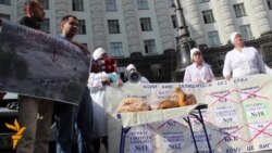 Під Кабміном голодують працівники хлібозаводу Під Кабміном голодують працівники хлібозаводу