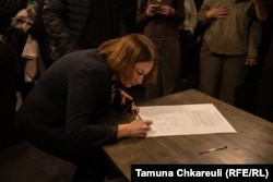 წარმომადგენლებმა მანიფესტს ხელი მოაწერეს