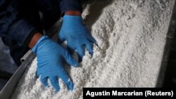 Litijum karbonat nakon prerade u fabrici litijuma u Salti, Argentina, 12. avgusta 2021.