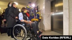 ელენე ხოშტარია შიმშილობის შეწყვეტის შემდეგ ტოვებს პარლამენტის შენობას.