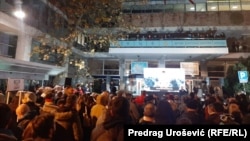 Tokom protesta je ispred ulaza u zgradu RTS-a postavljena bina sa video bimom
sa kojeg je emitovan spot protiv Rio Tinta, 19. novembar 2021.