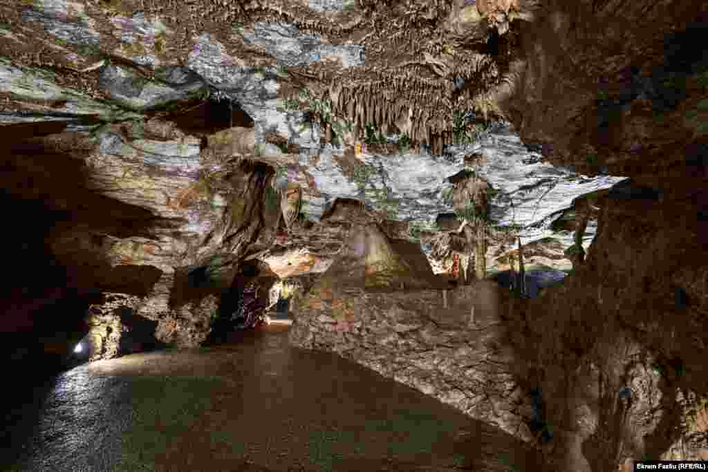 Uzme li se u obzir da je za jedan sentimetar kristala potrebno 30.000 godina, može se zaključiti da je pećina stara 80.000 godina.