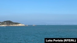 ნანგანის დასავლეთ სანაპიროდან ჩინეთის სასაზღვრო ზოლი ბუნდოვნად, მაგრამ მაინც ჩანს.