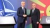 Premijer Severne Makedonije Dimitar Kovačevski i generalni sekretar NATO-a Jens Stoltenberg, tokom posjete Sjevernoj Makedoniji 21. novembra 2023. 