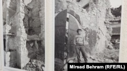 Dječak u porušenom istočnom dijelu Mostara, 1993.