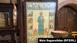  მატრონა მოსკოველის ხატის წინ სანთლებია ანთებული