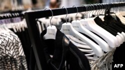 Odjeća kineskog proizvođača Shein u prodavnici u Parizu, Francuska, 4. maja 2023.