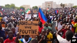 Marš koji su sazvale pristalice vođe puča generala Abdourahmanea Tchiania u Niameyu, Niger, 30. jula 2023. Na plakatu piše: "Dole Francuska, živeo Putin." 